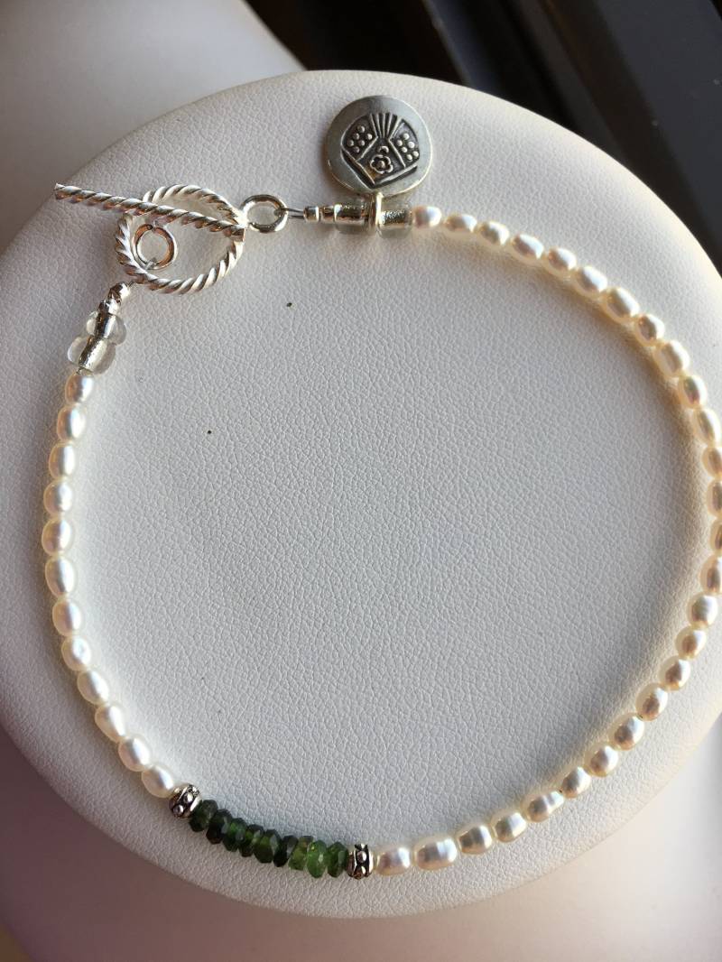 Armband-Süßwasser-Perlen, Grüner Granat, Hill Tribe Silber Lotus Charme Armband-Süßwasser-Perlen, Grüner Granat, Hill Tribe Silber Lotus Charme von SamanthaCharlotteSuz