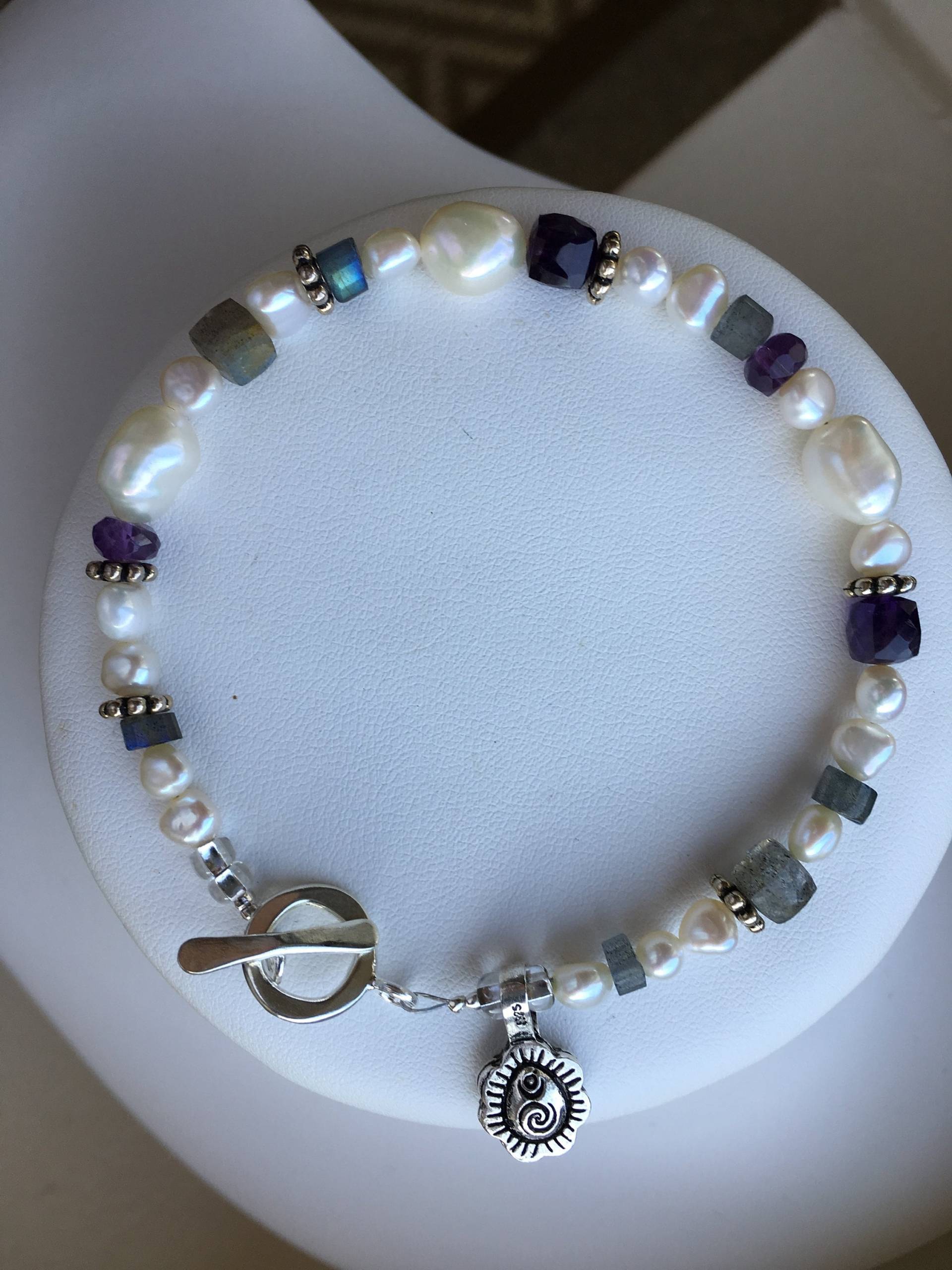 Armband-Süßwasserperlen, Amethyst, Labradorit Und Silbernen Akzenten Armband-Süßwasserperlen, Amethyst, Labradorit Und Silbernen Akzenten von SamanthaCharlotteSuz