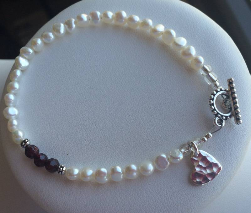 Armband-Süßwasserperlen, Granat Und Gehämmert Herz Charme Armband-Süßwasserperlen, Granat Und Gehämmert Herz Charme von SamanthaCharlotteSuz