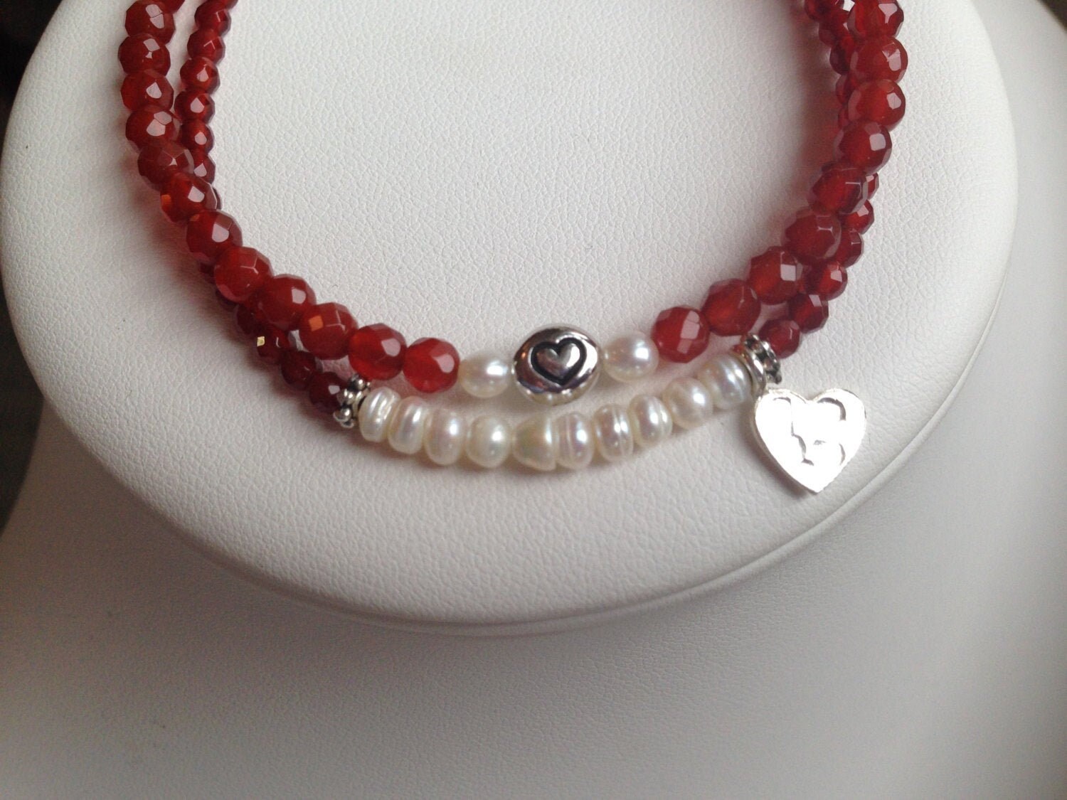 Armband - Zwei Reihen Roter Achat, Süßwasserperlen, Sterling Herzanhänger Armband - Zwei Reihen Roter Achat, Süßwasserperlen, Sterling Herzanhänger von SamanthaCharlotteSuz