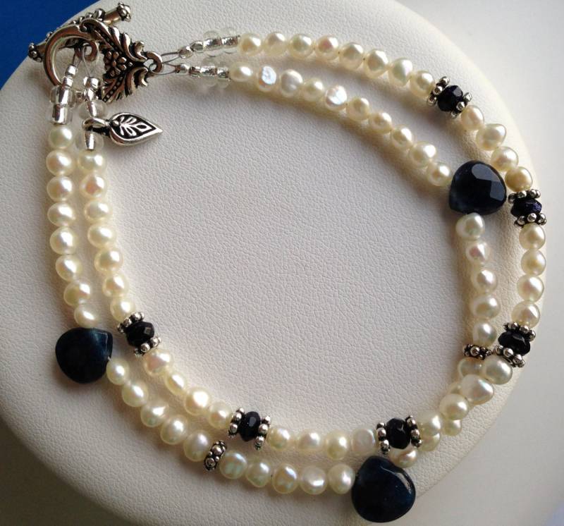 Armband - Zwei Stränge Von Süßwasserperlen, Navy Blau, Briolettes, Blau Goldstone Und Vieles Mehr Armband - Zwei Stränge Von Süßwasserperlen, Navy Blau, Briolettes, Blau Goldstone Und Vieles Mehr von SamanthaCharlotteSuz