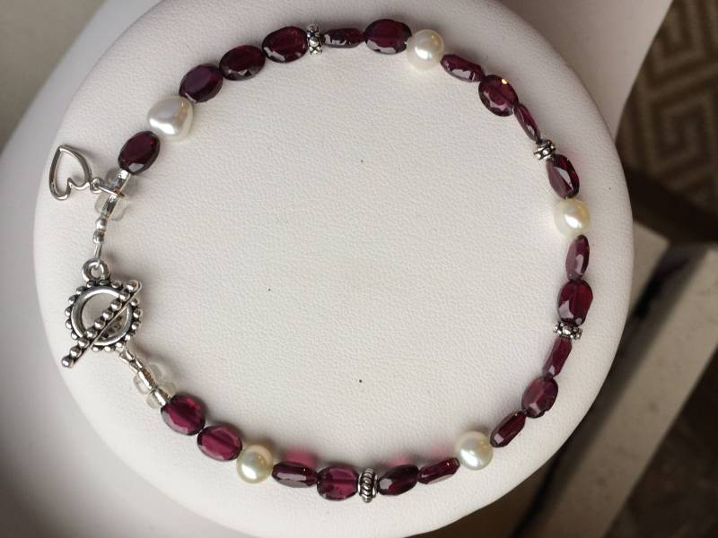 Armband-sterling Silber Offenes Herz Charme, Facettierte Ovale Von Granat, Süßwasserperlen, Silbernen Akzenten Armband-sterling Silber Offenes Herz Charme, Facettierte Ovale Von Granat, Süßwasserperlen, Silbernen Akzenten von SamanthaCharlotteSuz