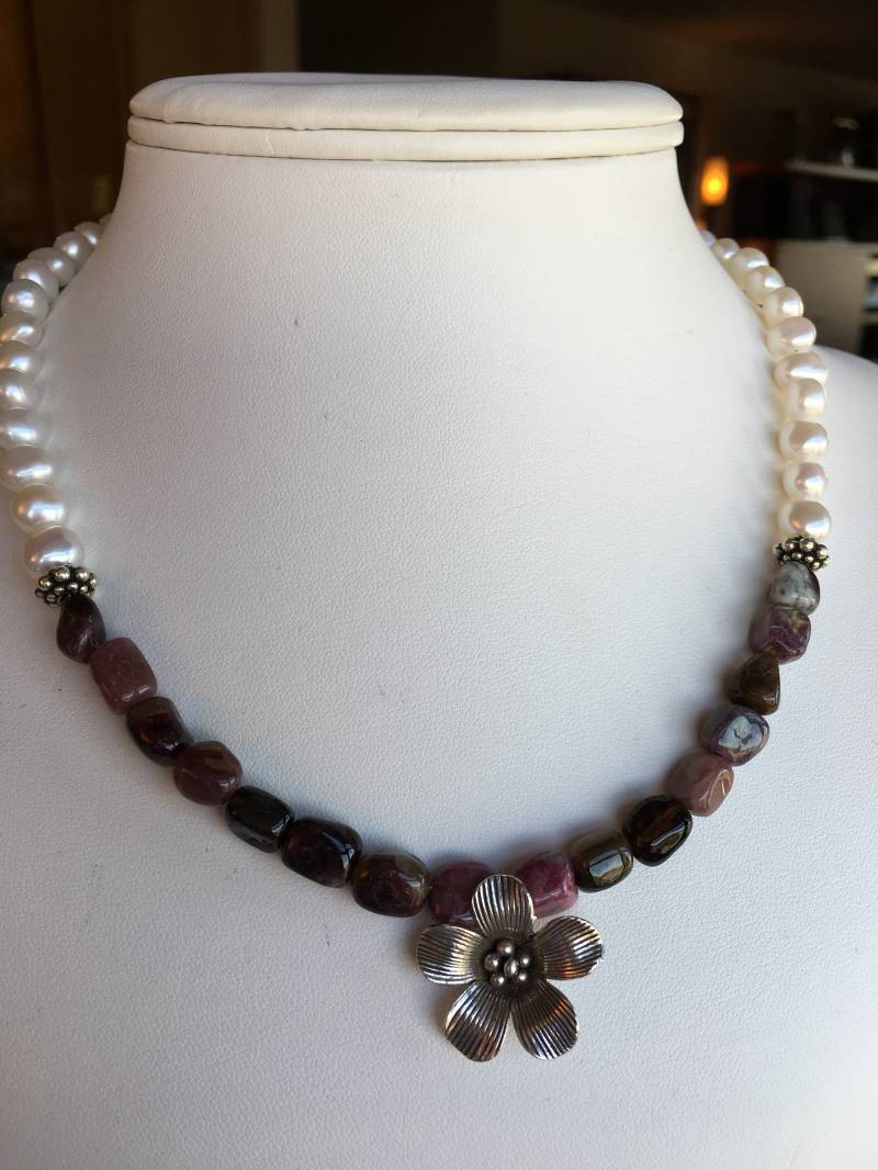 Halskette, Sterling Silber Blume Anhänger, Glatte Wassermelonenturmalin, Süßwasserperlen, Silbernen Akzenten Halskette, Sterling Silber Blume Anhänger, Glatte Wassermelonenturmalin, Süßwasserperlen, Silbernen Akzenten von SamanthaCharlotteSuz