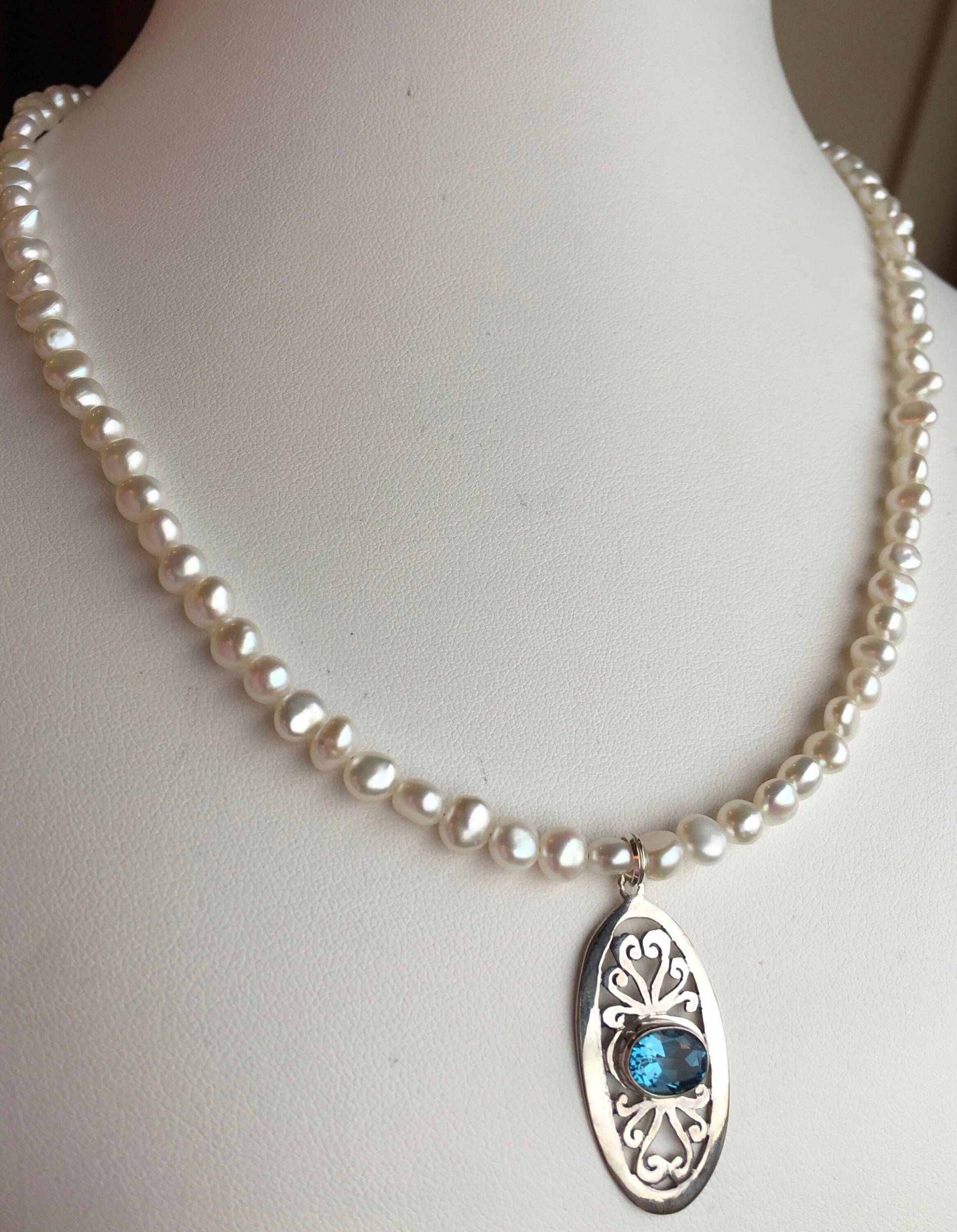 Halskette Blautopas in Filagree Sterling Silber Anhänger, Süsswasserperlen Halskette Blautopas in Filagree Sterling Silber Anhänger, Süsswasserperlen von SamanthaCharlotteSuz