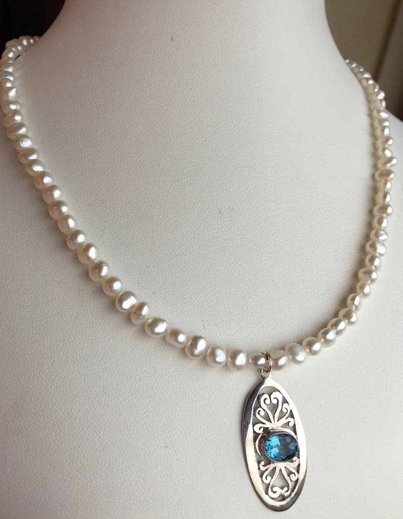 Halskette Blautopas in Filagree Sterling Silber Anhänger, Süsswasserperlen Halskette Blautopas in Filagree Sterling Silber Anhänger, Süsswasserperlen von SamanthaCharlotteSuz