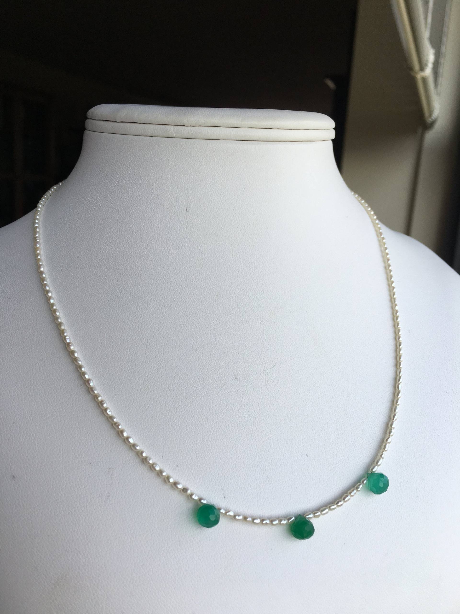 Halskette Drei Tiny Apatite Briolettes, Reis Geformte Freshwater-Perlen Halskette Drei Tiny Apatite Briolettes, Reis Geformte Freshwater-Perlen von SamanthaCharlotteSuz