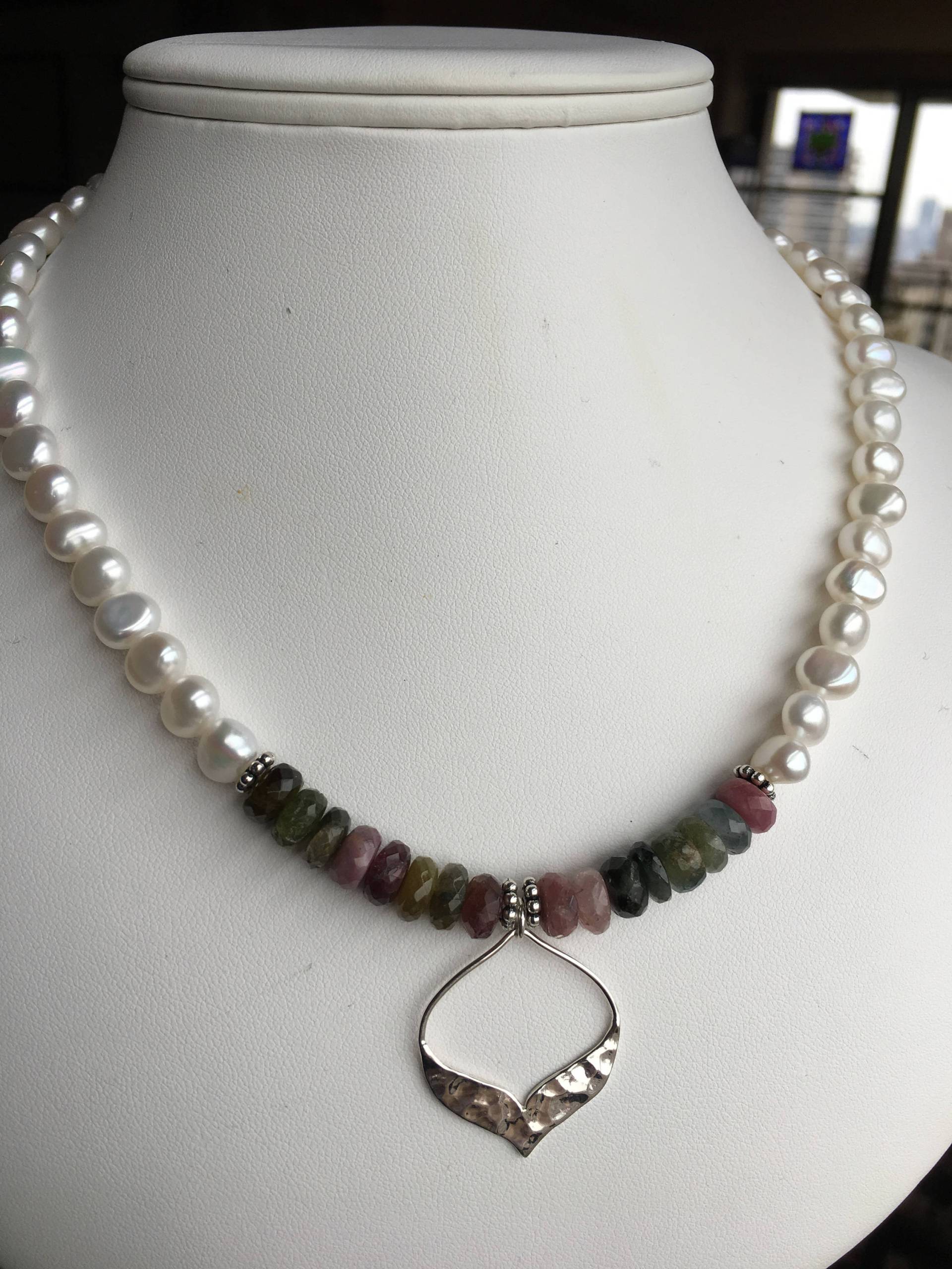 Halskette - Gehämmert Silber Anhänger, Große Wassermelone Turmalin Scheiben, Süßwasserperlen von SamanthaCharlotteSuz