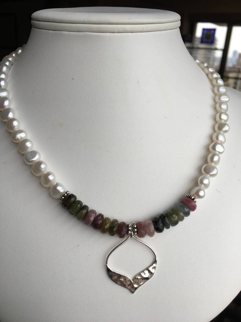 Halskette - Gehämmert Silber Anhänger, Große Wassermelone Turmalin Scheiben, Süßwasserperlen Halskette - Gehämmert Silber Anhänger, Große Wassermelone Turmalin Scheiben, Süßwasserperlen von SamanthaCharlotteSuz