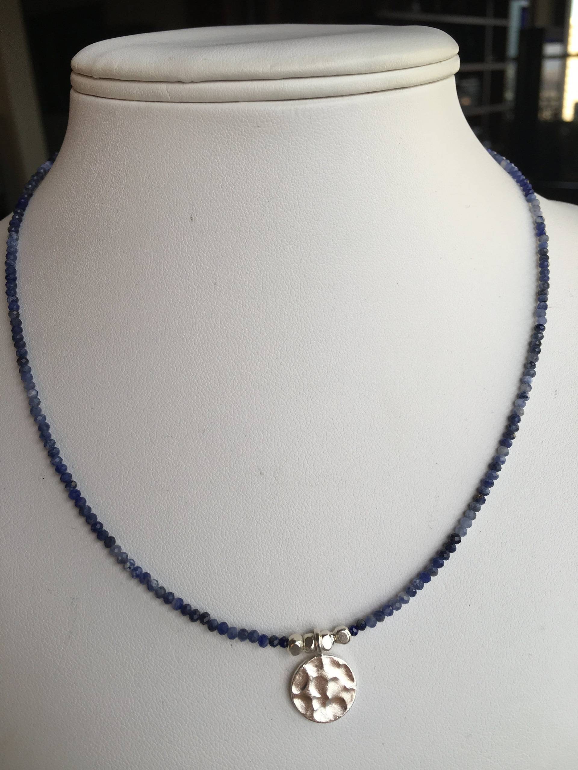 Halskette-Gehämmert Silber Kreis, Facettiert Sodalith Halskette-Gehämmert Silber Kreis, Facettiert Sodalith von SamanthaCharlotteSuz