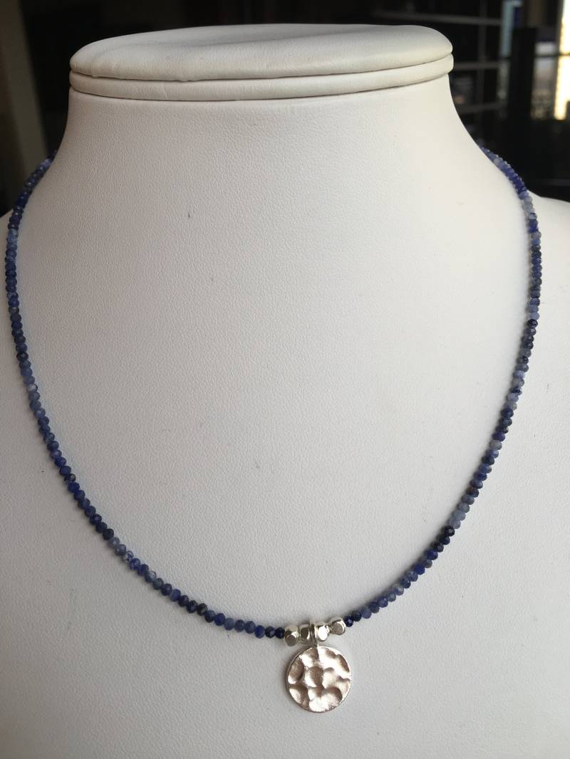 Halskette-Gehämmert Silber Kreis, Facettiert Sodalith Halskette-Gehämmert Silber Kreis, Facettiert Sodalith von SamanthaCharlotteSuz