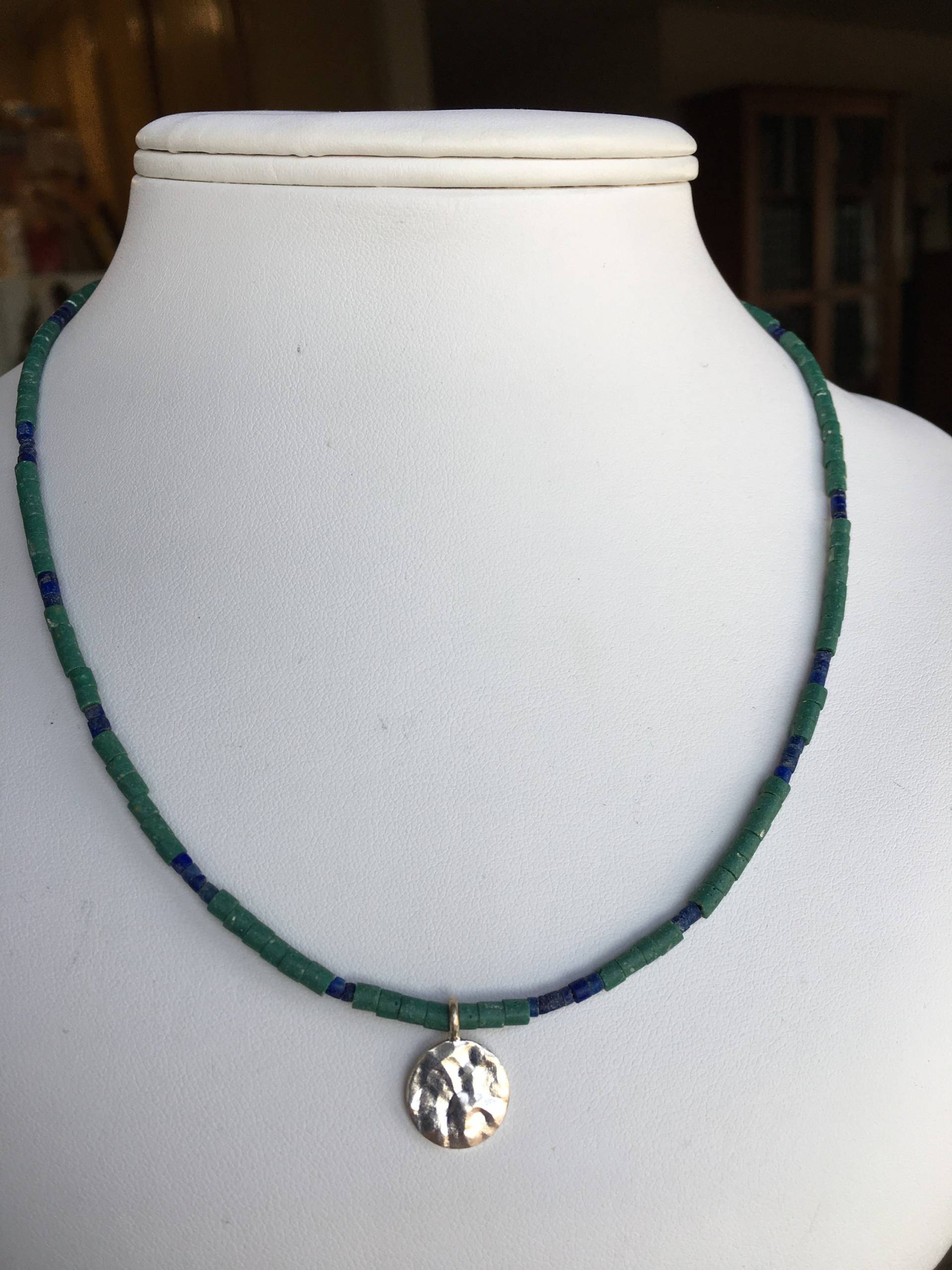 Halskette-Gehämmert Sterling Silber Kreis, Rohre Aus Malachit Und Lapislazuli Halskette-Gehämmert Sterling Silber Kreis, Rohre Aus Malachit Und Lapislazuli von SamanthaCharlotteSuz