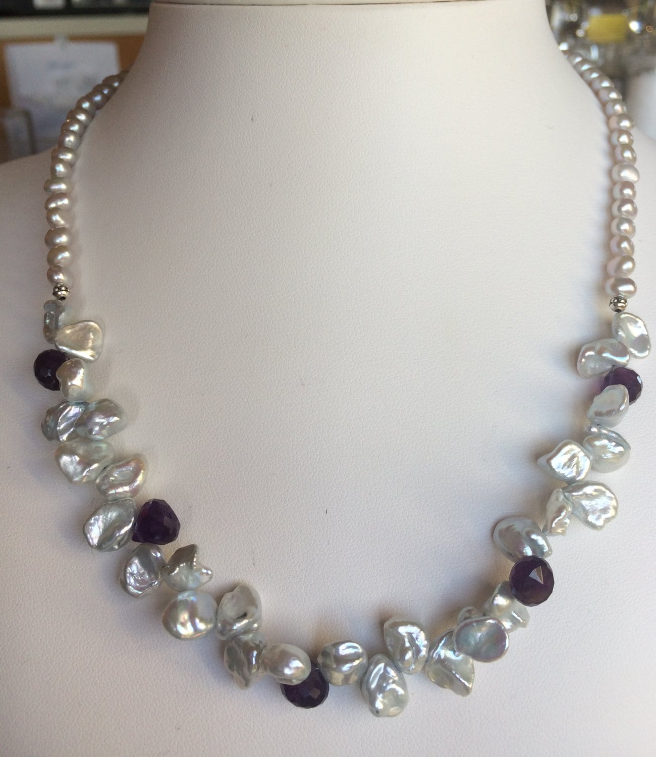Halskette - Graue Süsswasserperlen, Amethyst Brioletten, Süsswasserperlen Halskette - Graue Süsswasserperlen, Amethyst Brioletten, Süsswasserperlen von SamanthaCharlotteSuz