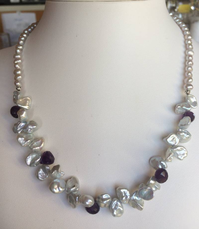 Halskette - Graue Süsswasserperlen, Amethyst Brioletten, Süsswasserperlen Halskette - Graue Süsswasserperlen, Amethyst Brioletten, Süsswasserperlen von SamanthaCharlotteSuz