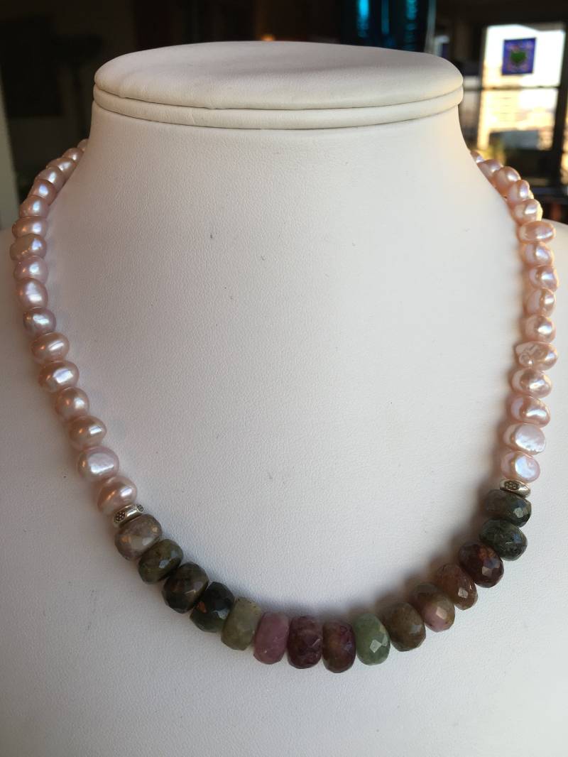 Halskette Große Facettierte Wassermelonen-Turmalinscheiben, Beige Süßwasserperlen, Akzente Aus Silber Halskette Große Facettierte Wassermelonen-Turmalinscheiben, Beige Süßwasserperlen, Akzente Aus Silber von SamanthaCharlotteSuz