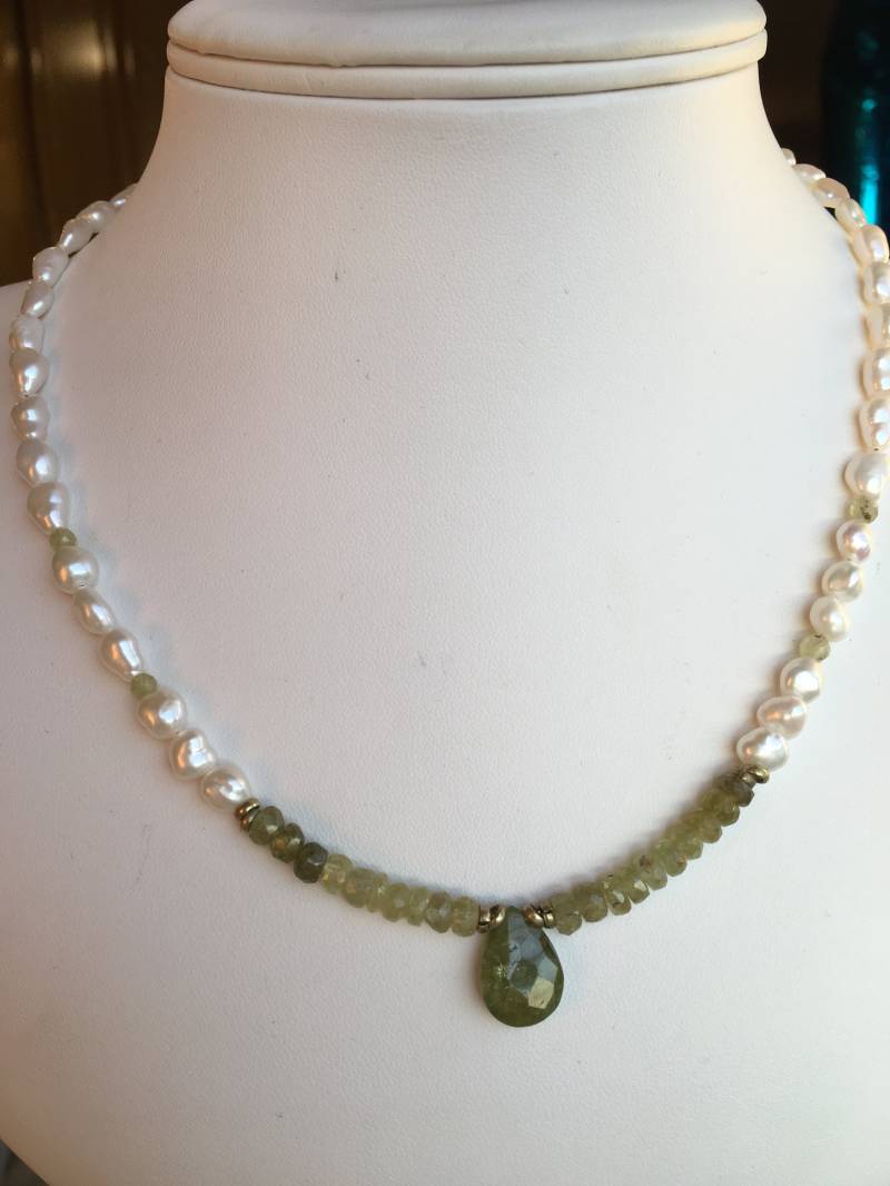 Halskette-Grün Grossular Granat Briolette Und Runden, Süßwasserperlen Halskette-Grün Grossular Granat Briolette Und Runden, Süßwasserperlen von SamanthaCharlotteSuz