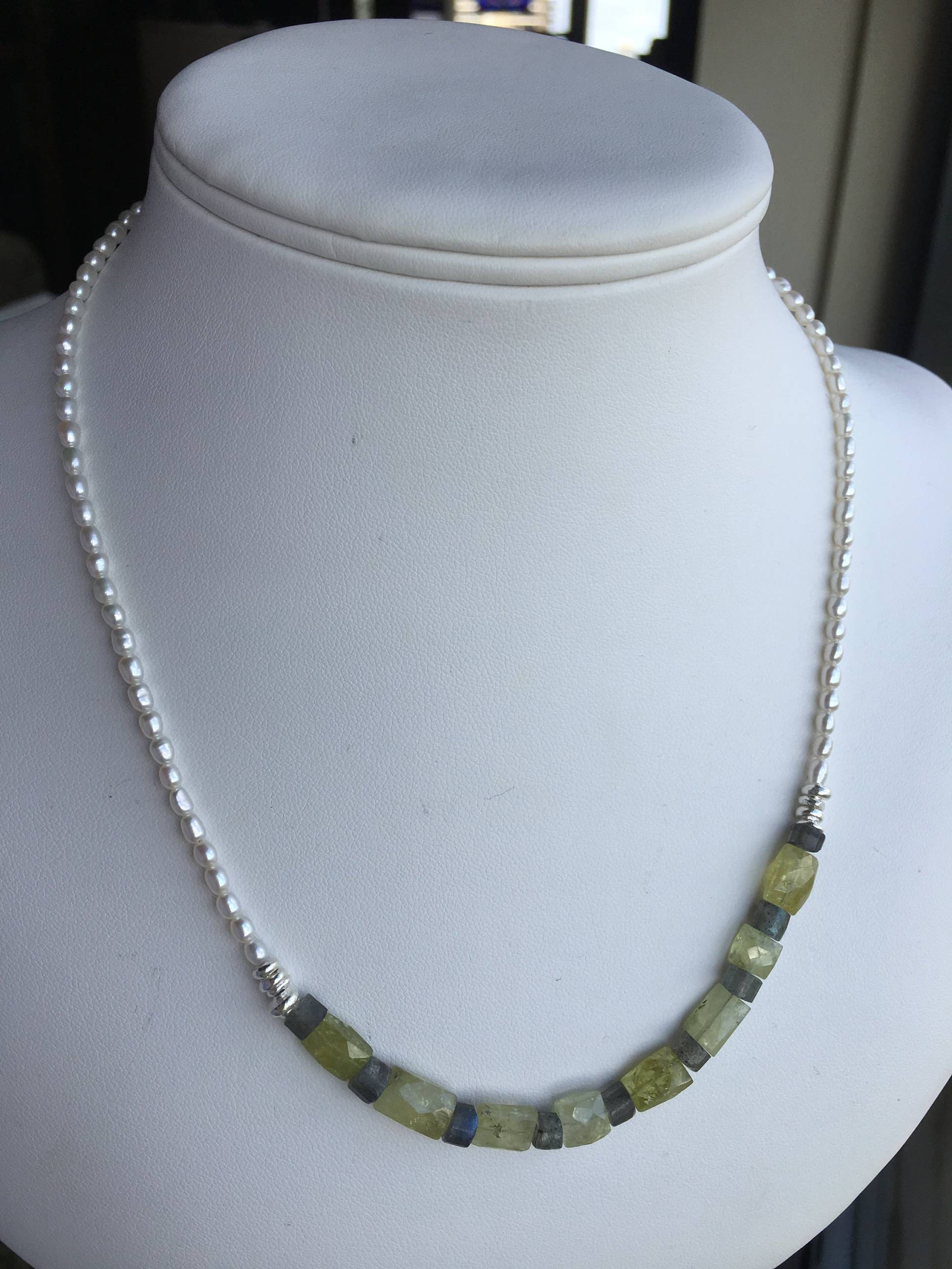 Halskette Grüner Granat, Labradorit Heishi Runden, Süßwasserperlen Halskette Grüner Granat, Labradorit Heishi Runden, Süßwasserperlen von SamanthaCharlotteSuz