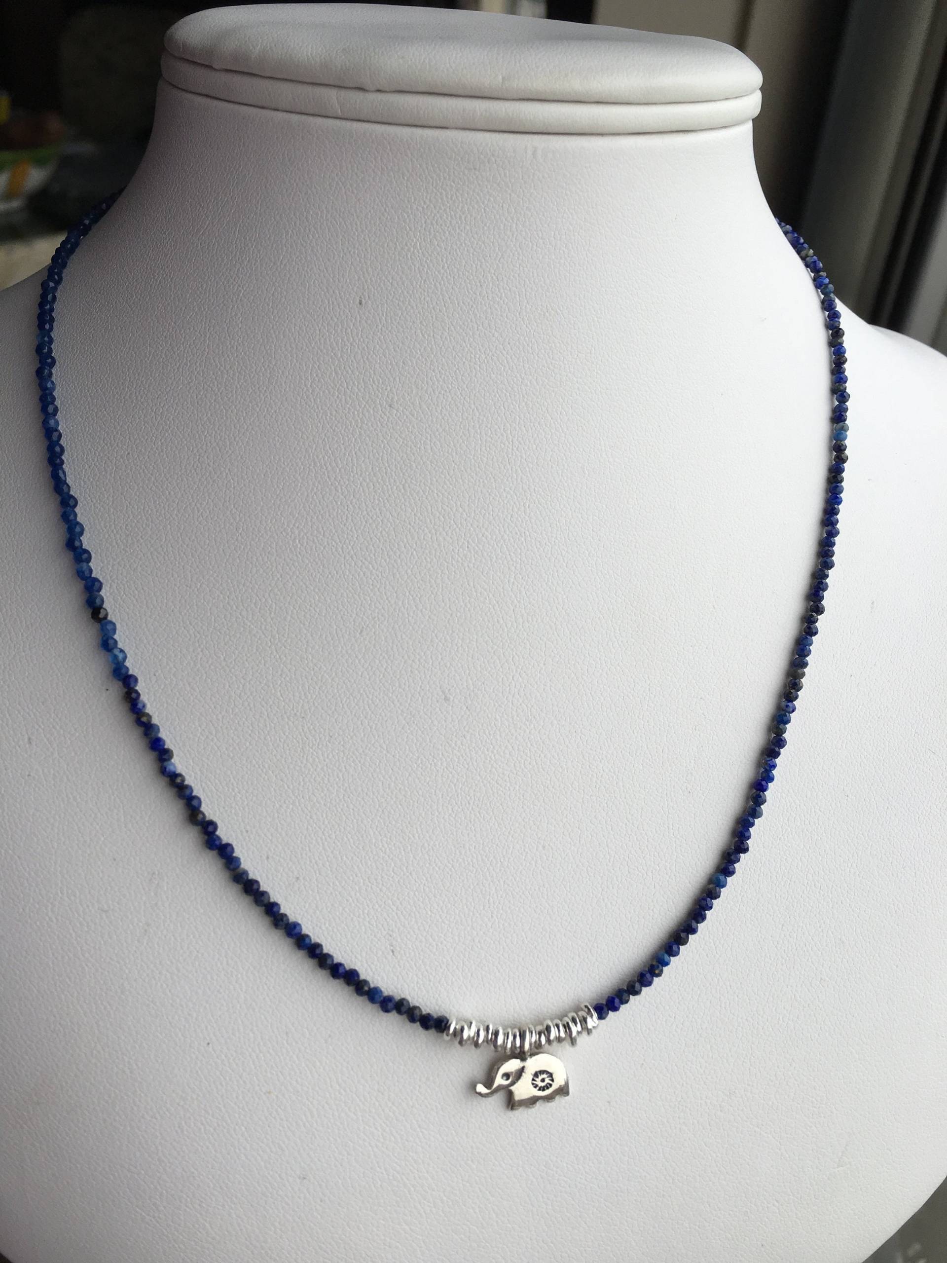 Halskette-Hill Tribe Dörfchen Elefant, Winzige Sodalith Runden Halskette-Hill Tribe Dörfchen Elefant, Winzige Sodalith Runden von SamanthaCharlotteSuz