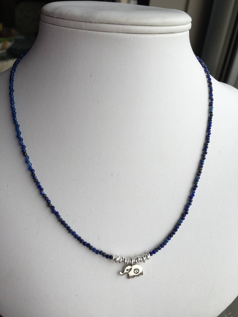 Halskette-Hill Tribe Dörfchen Elefant, Winzige Sodalith Runden Halskette-Hill Tribe Dörfchen Elefant, Winzige Sodalith Runden von SamanthaCharlotteSuz