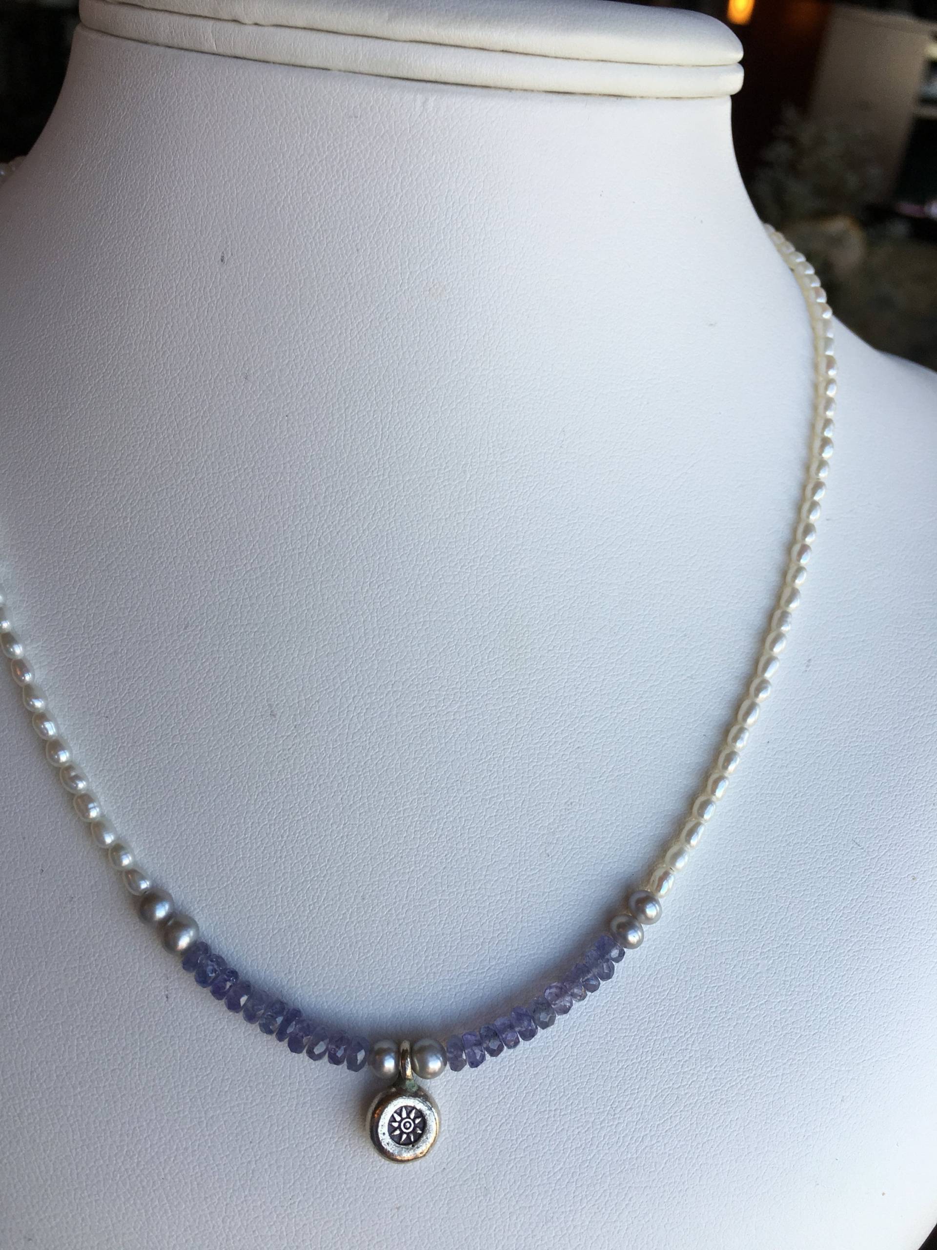 Halskette-Hill Tribe Dorf Sunburst Charme, Tansanit, Süßwasserperlen Halskette-Hill Tribe Dorf Sunburst Charme, Tansanit, Süßwasserperlen von SamanthaCharlotteSuz