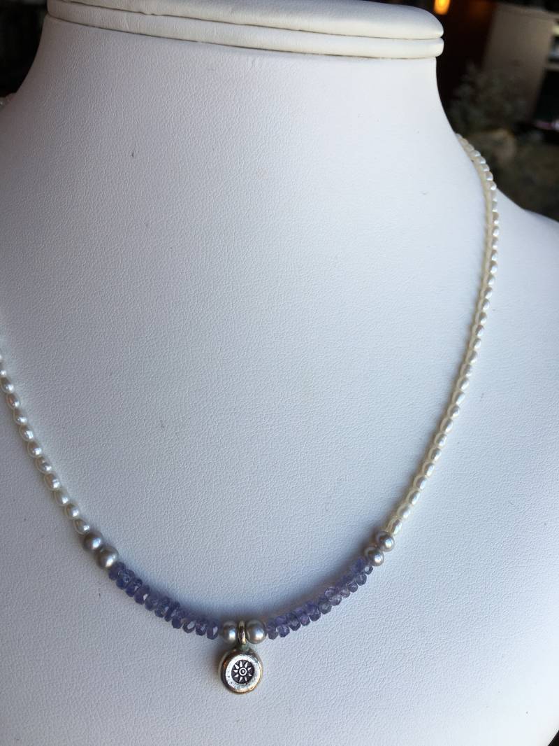 Halskette-Hill Tribe Dorf Sunburst Charme, Tansanit, Süßwasserperlen Halskette-Hill Tribe Dorf Sunburst Charme, Tansanit, Süßwasserperlen von SamanthaCharlotteSuz