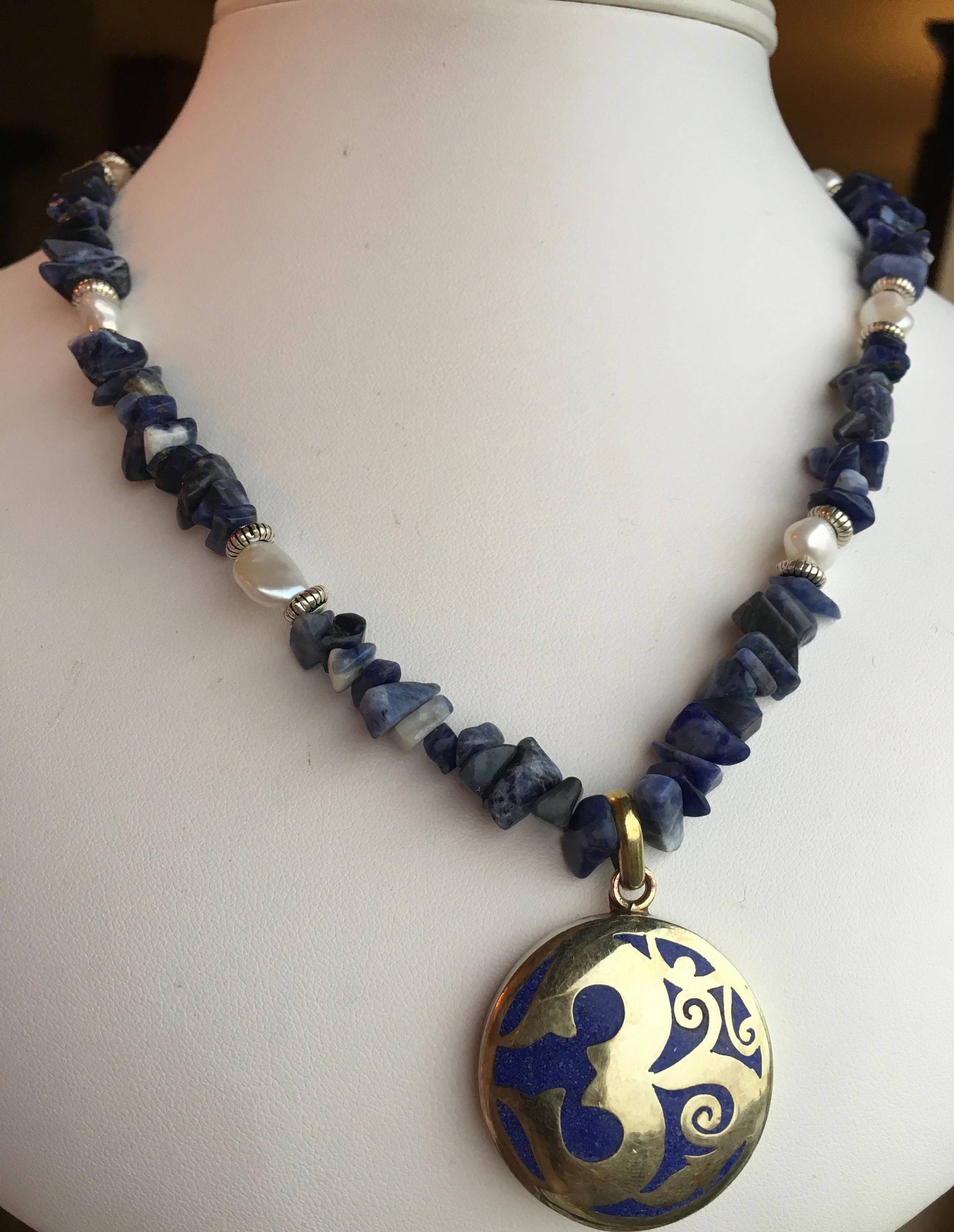 Halskette Inlay Lapis Lazuli Om Anhänger, Nuggets Aus Sodalith, Süßwasserperlen Halskette Inlay Lapis Lazuli Om Anhänger, Nuggets Aus Sodalith, Süßwasserperlen von SamanthaCharlotteSuz