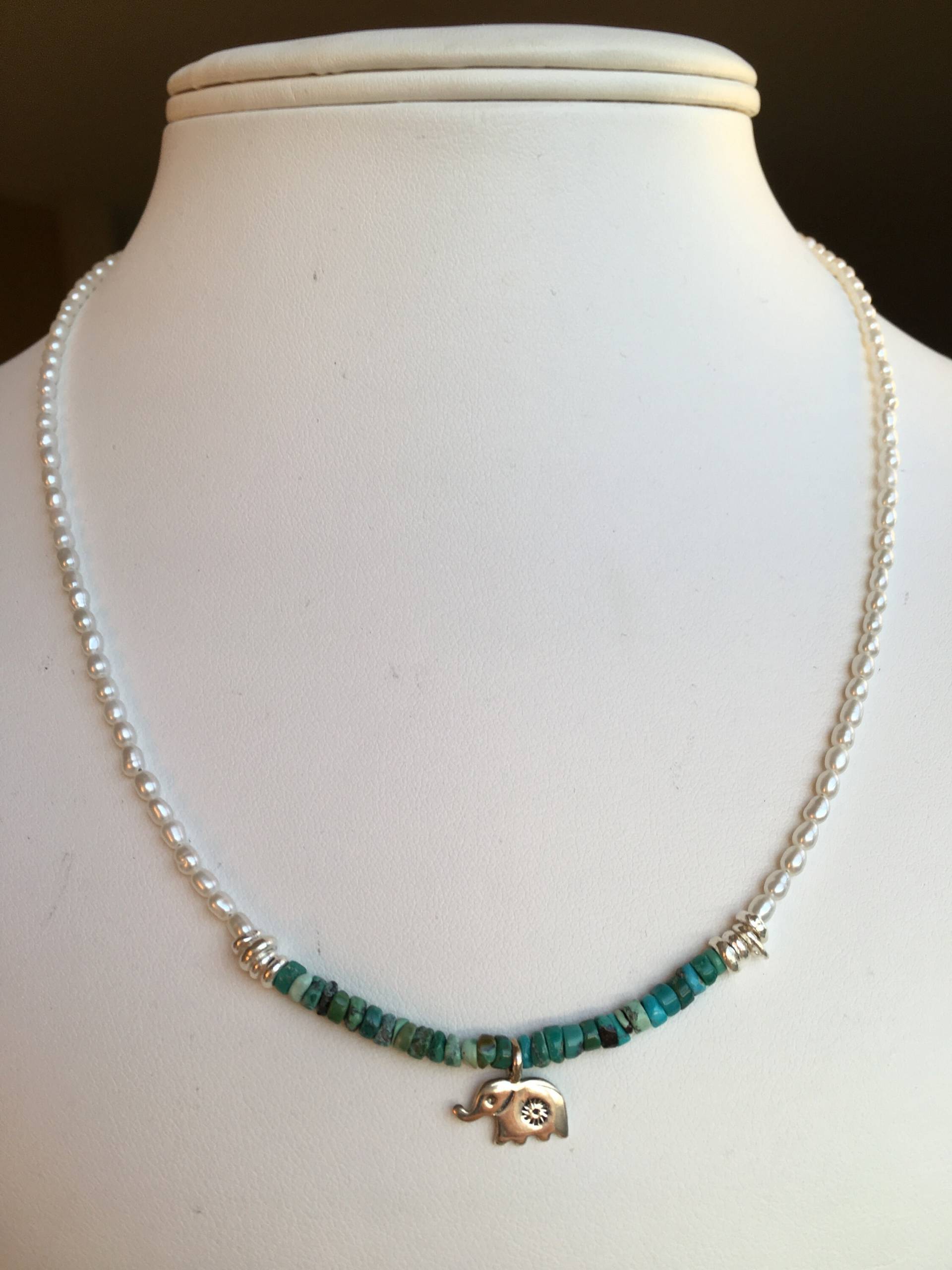 Halskette-Kleine Silber Elefant, Heishi Türkis, Süßwasser-Perlen Und Silbernen Akzenten Halskette-Kleine Silber Elefant, Heishi Türkis, Süßwasser-Perlen Und Silbernen Akzenten von SamanthaCharlotteSuz