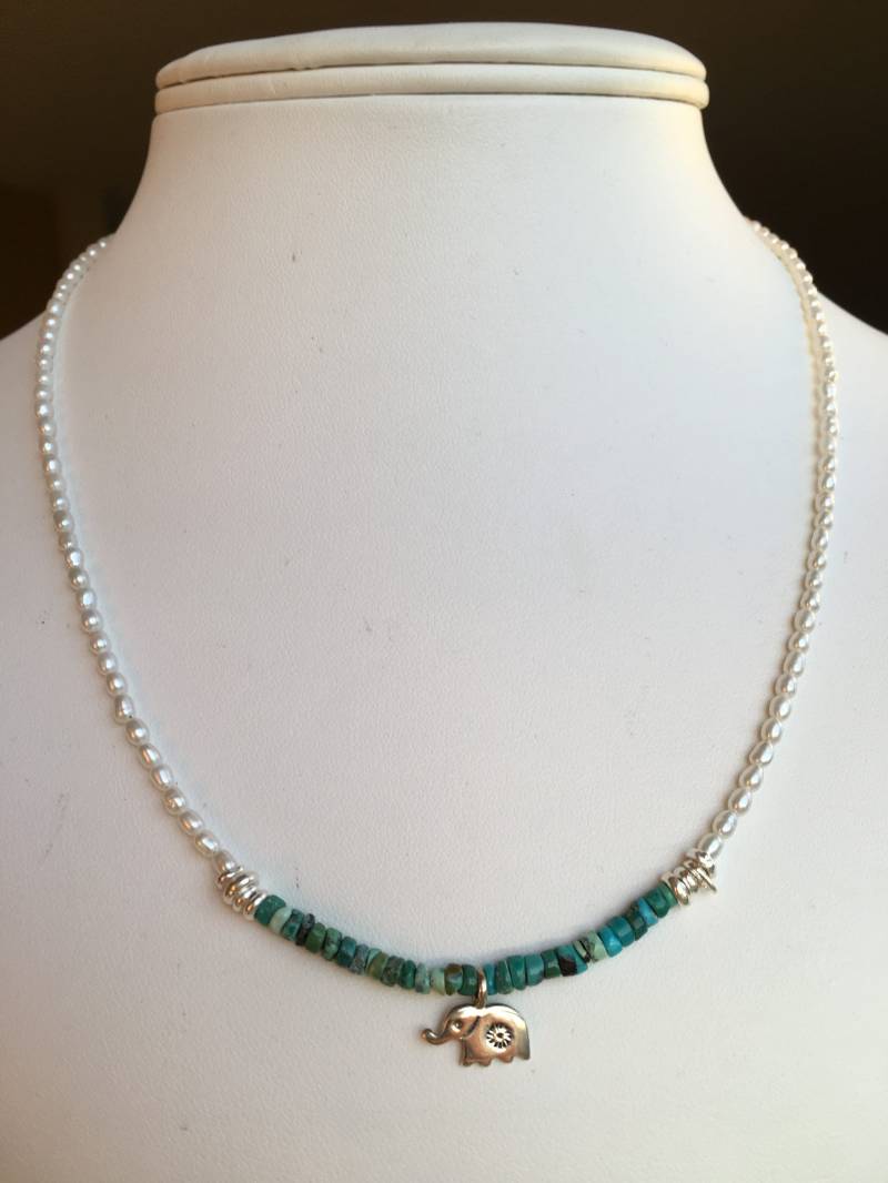 Halskette-Kleine Silber Elefant, Heishi Türkis, Süßwasser-Perlen Und Silbernen Akzenten Halskette-Kleine Silber Elefant, Heishi Türkis, Süßwasser-Perlen Und Silbernen Akzenten von SamanthaCharlotteSuz