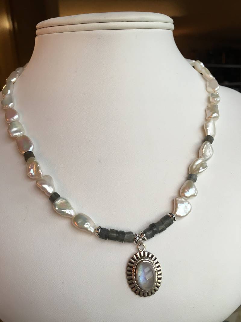 Halskette Labrodorite-Cabachon-Anhänger, Heishi Rounds Von Labrodorit, Freshwater Pearls Halskette Labrodorite-Cabachon-Anhänger, Heishi Rounds Von Labrodorit, Freshwater Pearls von SamanthaCharlotteSuz