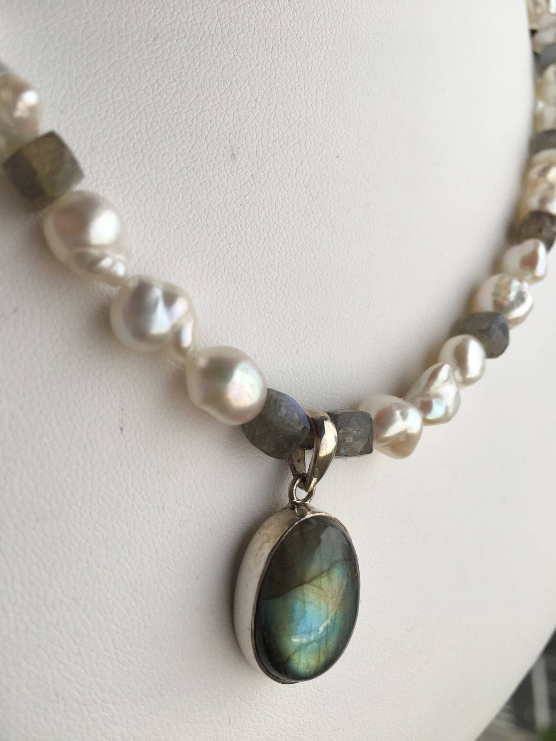 Halskette - Labrodorite Cabachon Anhänger, Süßwasserperlen, Würfel Halskette - Labrodorite Cabachon Anhänger, Süßwasserperlen, Würfel von SamanthaCharlotteSuz