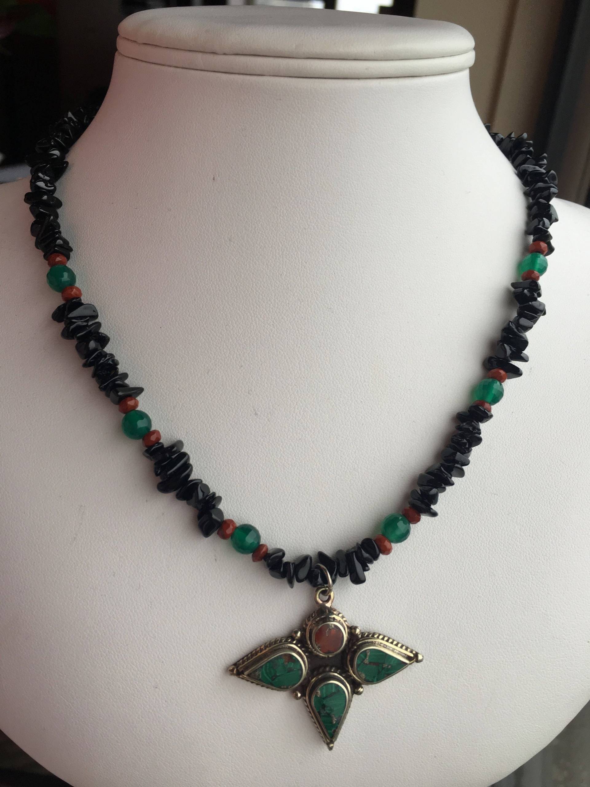 Halskette-Malachit Und Achat Einlage, Anhänger, Schwarzer Turmalin, Jaspis Apatit Halskette-Malachit Und Achat Einlage, Anhänger, Schwarzer Turmalin, Jaspis Apatit von SamanthaCharlotteSuz