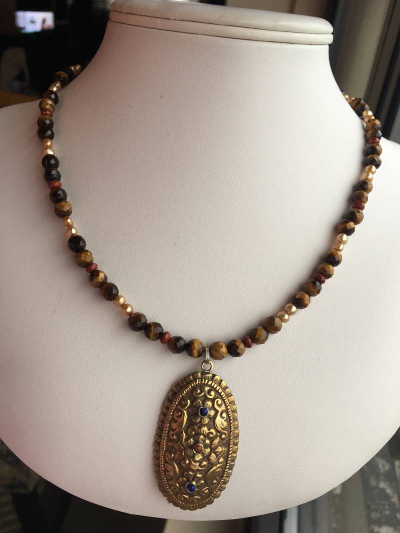 Halskette Messing Anhänger, Facettierte Tigerauge, Roter Jaspis Und Beige Süßwasserperlen Halskette Messing Anhänger, Facettierte Tigerauge, Roter Jaspis Und Beige Süßwasserperlen von SamanthaCharlotteSuz