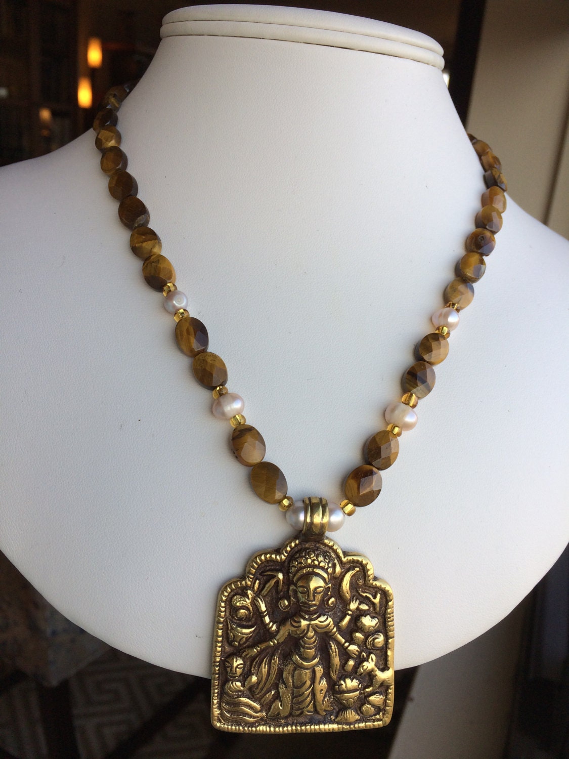 Halskette Messing Anhänger | Zweiseitig, Tigerauge, Süsswasserperlen Halskette Messing Anhänger | Zweiseitig, Tigerauge, Süsswasserperlen von SamanthaCharlotteSuz