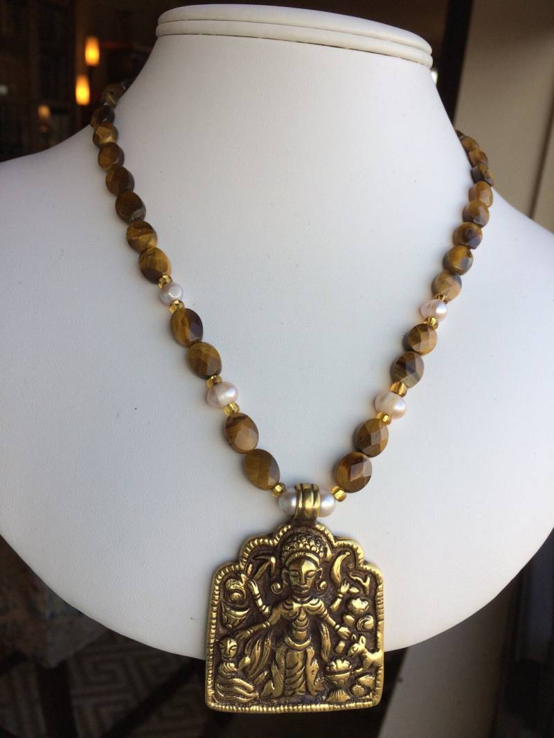 Halskette Messing Anhänger | Zweiseitig, Tigerauge, Süsswasserperlen Halskette Messing Anhänger | Zweiseitig, Tigerauge, Süsswasserperlen von SamanthaCharlotteSuz