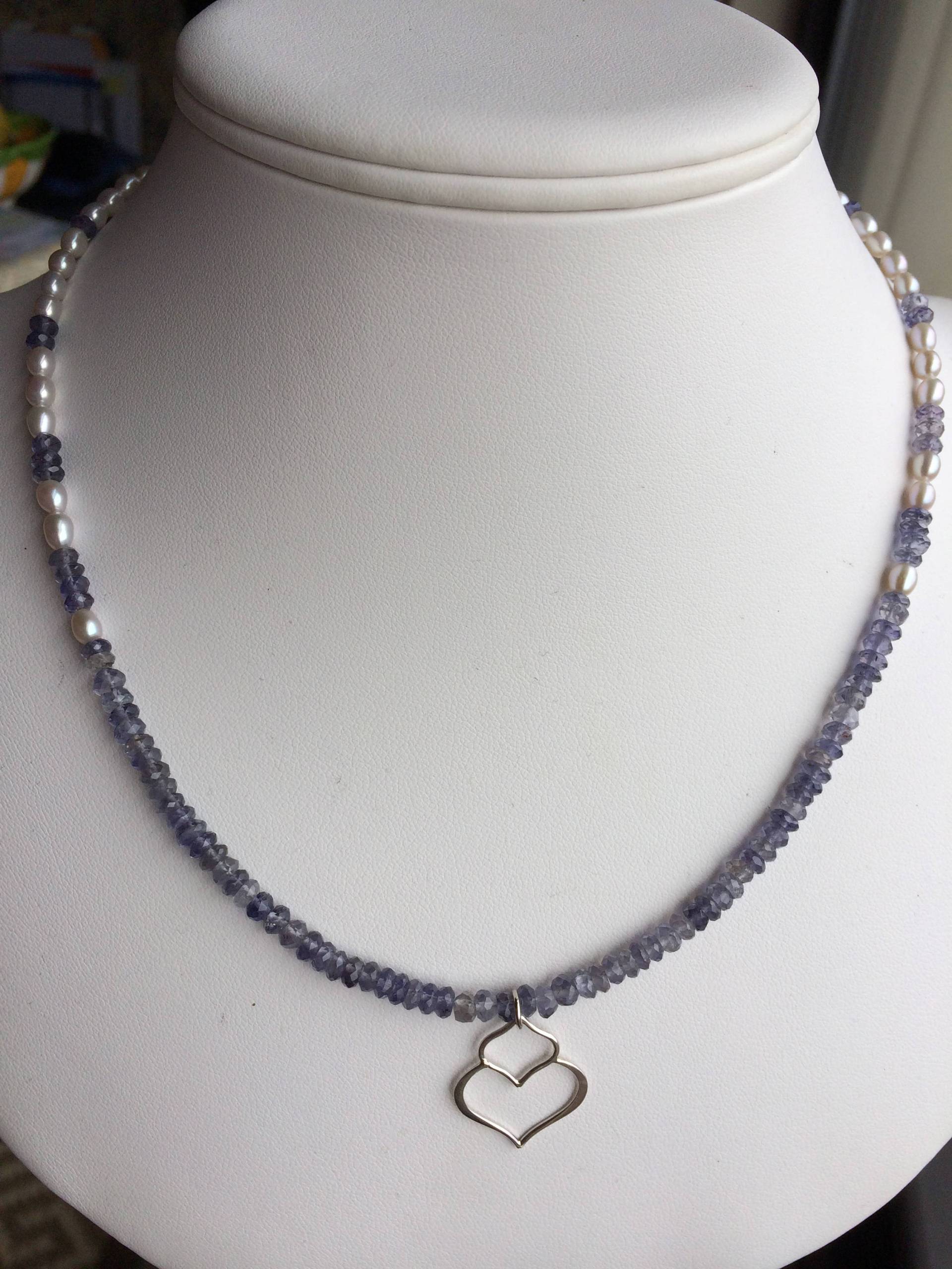 Halskette Offenes Silberherz, Iolite, Hellgraue Perlen von SamanthaCharlotteSuz