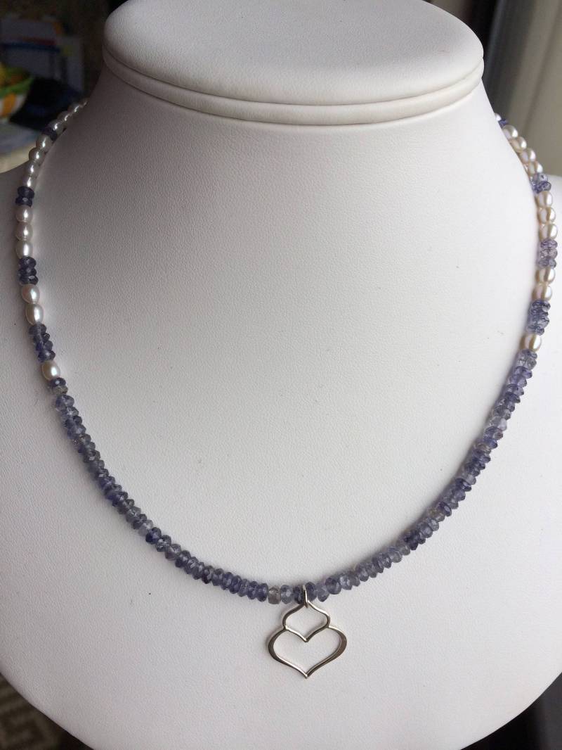 Halskette Offenes Silberherz, Iolite, Hellgraue Perlen Halskette Offenes Silberherz, Iolite, Hellgraue Perlen von SamanthaCharlotteSuz