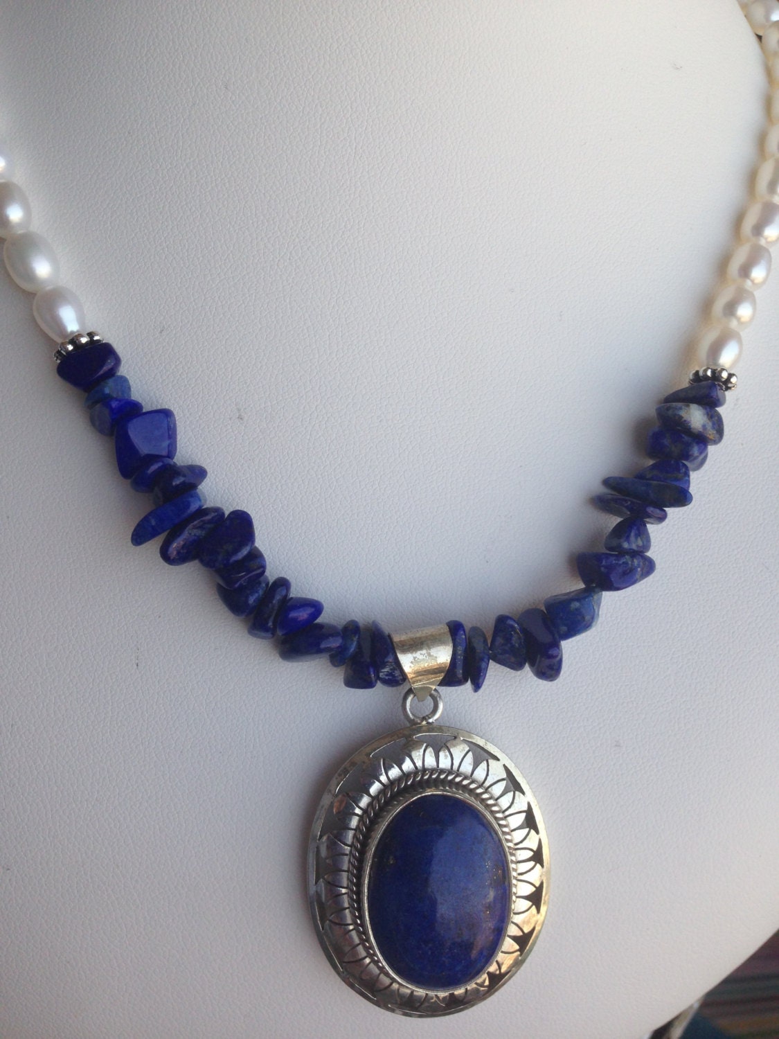 Halskette-Ovale Lapis Lazuli Anhänger, Nuggets Und Süßwasserperlen Halskette-Ovale Lapis Lazuli Anhänger, Nuggets Und Süßwasserperlen von SamanthaCharlotteSuz