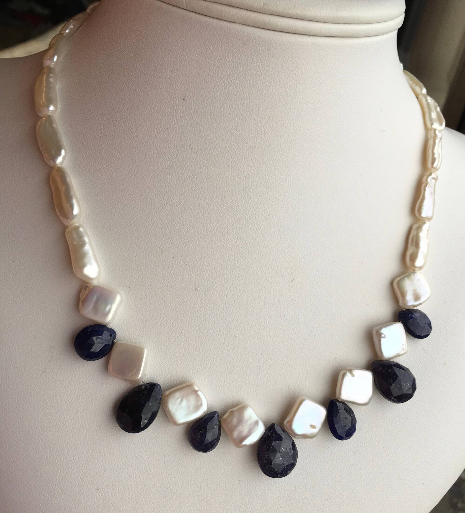 Halskette-Safirbrioletten, Platz Und Längliche Süßwasserperlen Halskette-Safirbrioletten, Platz Und Längliche Süßwasserperlen von SamanthaCharlotteSuz