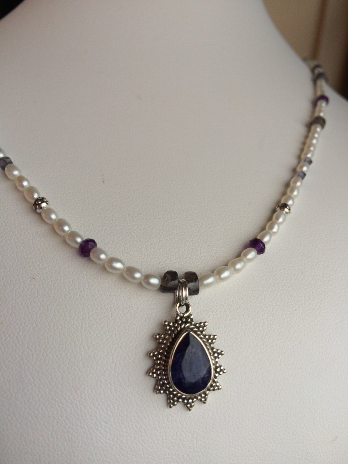 Halskette Saphir in Sterling Anhänger, Iolith, Amethyst Und Süsswasserperlen Halskette Saphir in Sterling Anhänger, Iolith, Amethyst Und Süsswasserperlen von SamanthaCharlotteSuz