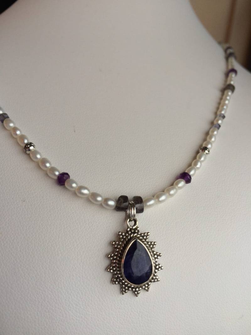 Halskette Saphir in Sterling Anhänger, Iolith, Amethyst Und Süsswasserperlen Halskette Saphir in Sterling Anhänger, Iolith, Amethyst Und Süsswasserperlen von SamanthaCharlotteSuz