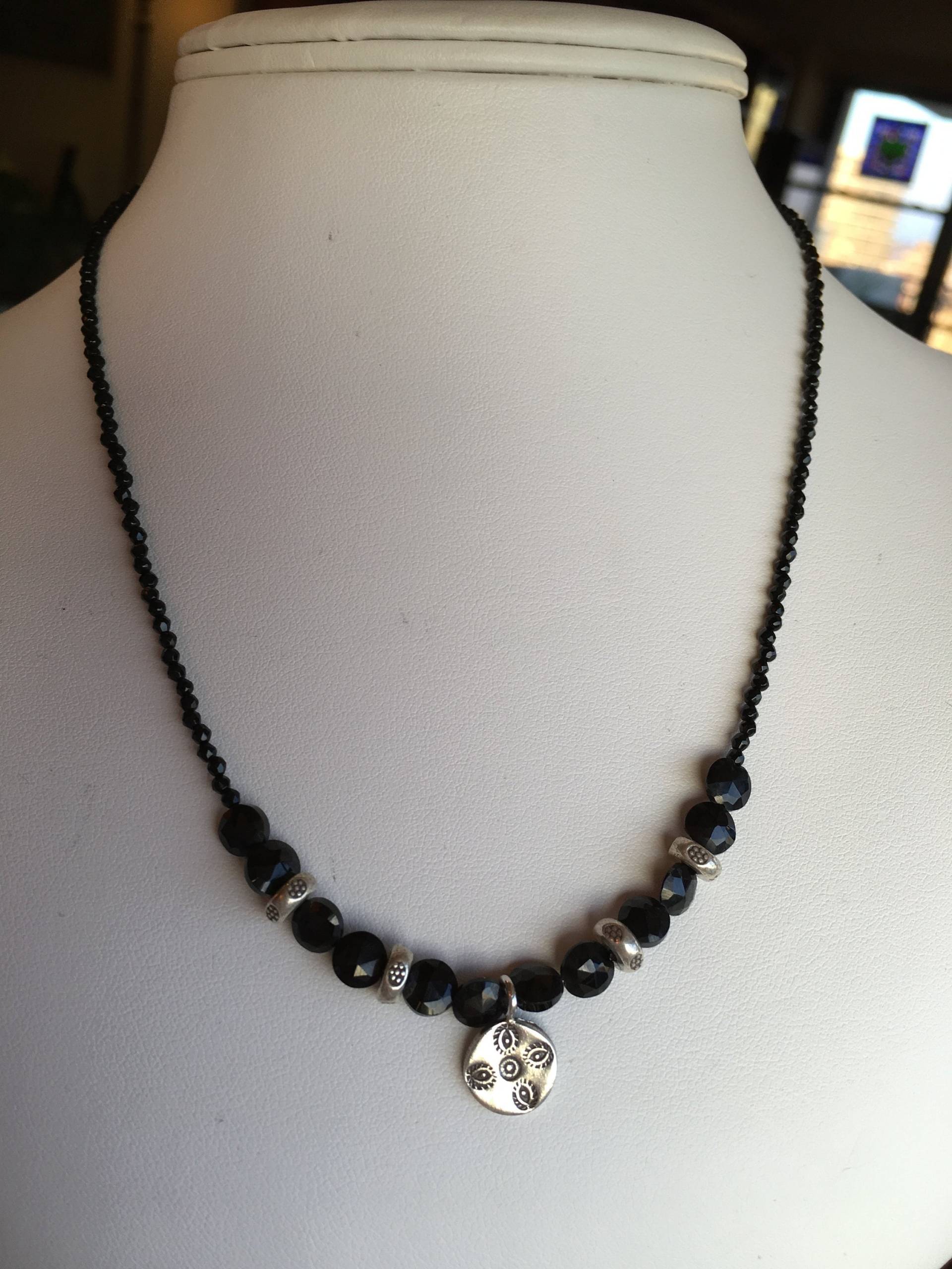 Halskette-Spinell, Hill Tribe Dorf Silber Anhänger Und Perlen von SamanthaCharlotteSuz