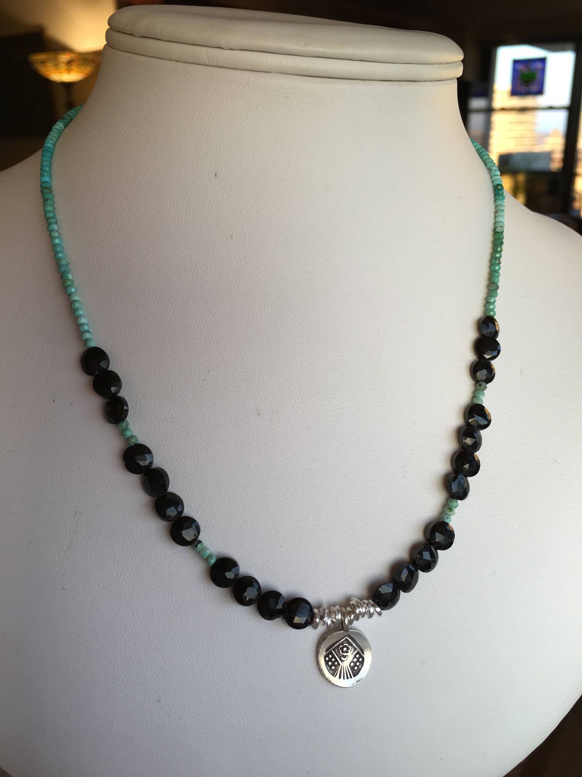 Halskette-Spinell, Türkis, Hill Tribe Dorf Silber Anhänger Halskette-Spinell, Türkis, Hill Tribe Dorf Silber Anhänger von SamanthaCharlotteSuz