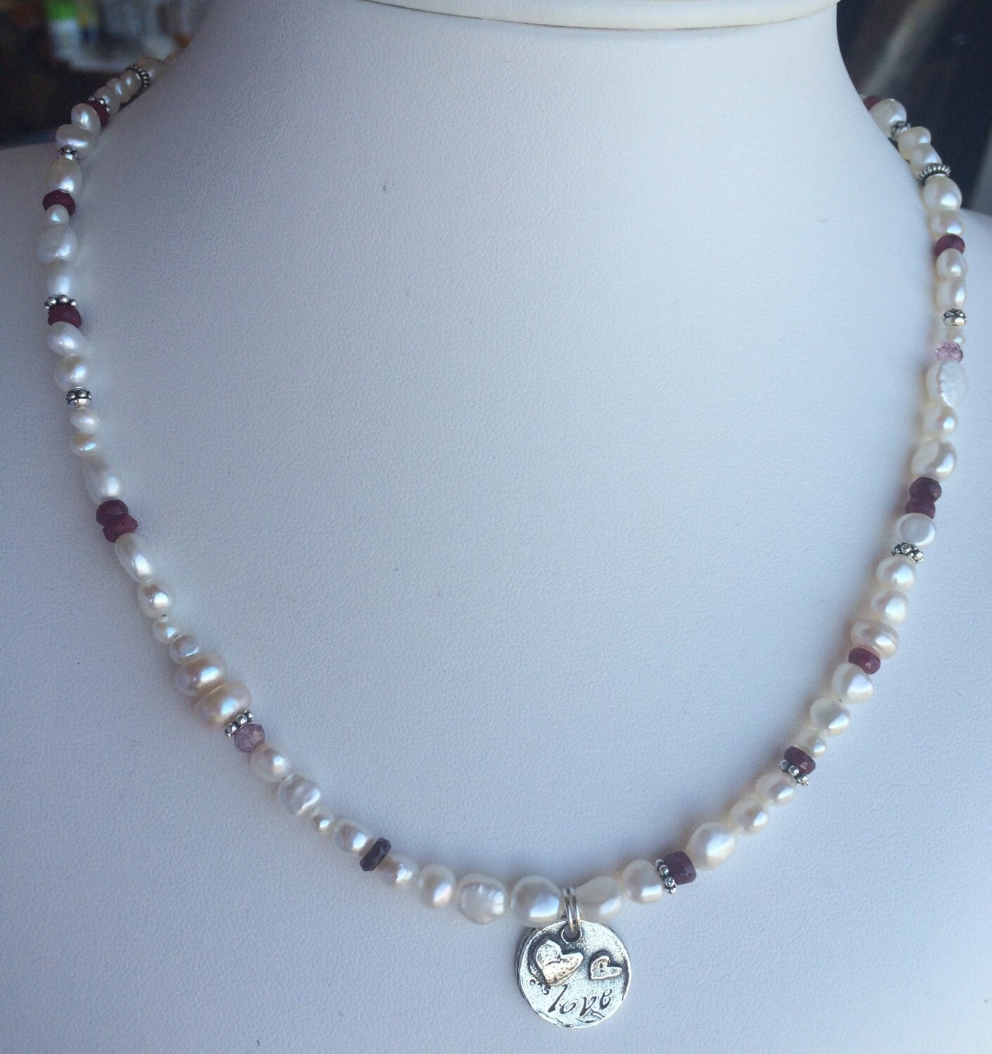 Halskette Sterling Love Charm, Rubin, Pink Turmalin, Süßwasserperlen Halskette Sterling Love Charm, Rubin, Pink Turmalin, Süßwasserperlen von SamanthaCharlotteSuz
