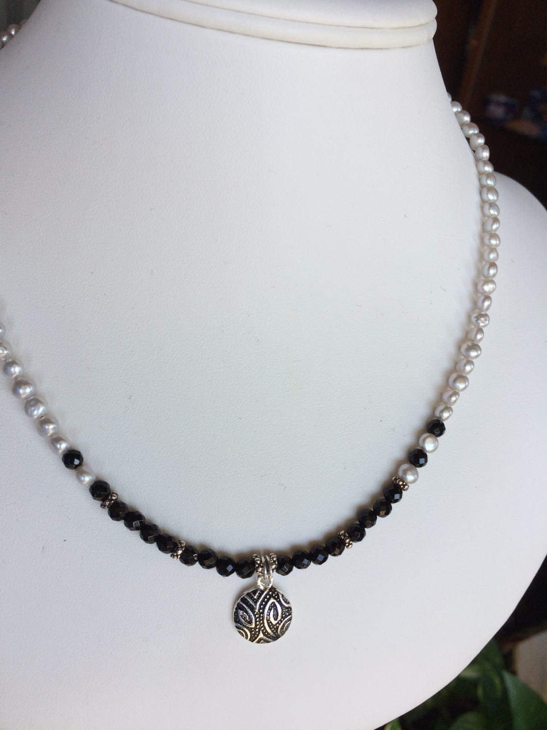 Halskette Sterling Paisley Imprint Charm, Facettierter Onyx, Hellgraue Süsswasserperlen Halskette Sterling Paisley Imprint Charm, Facettierter Onyx, Hellgraue Süsswasserperlen von SamanthaCharlotteSuz