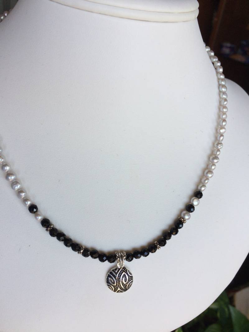 Halskette Sterling Paisley Imprint Charm, Facettierter Onyx, Hellgraue Süsswasserperlen Halskette Sterling Paisley Imprint Charm, Facettierter Onyx, Hellgraue Süsswasserperlen von SamanthaCharlotteSuz