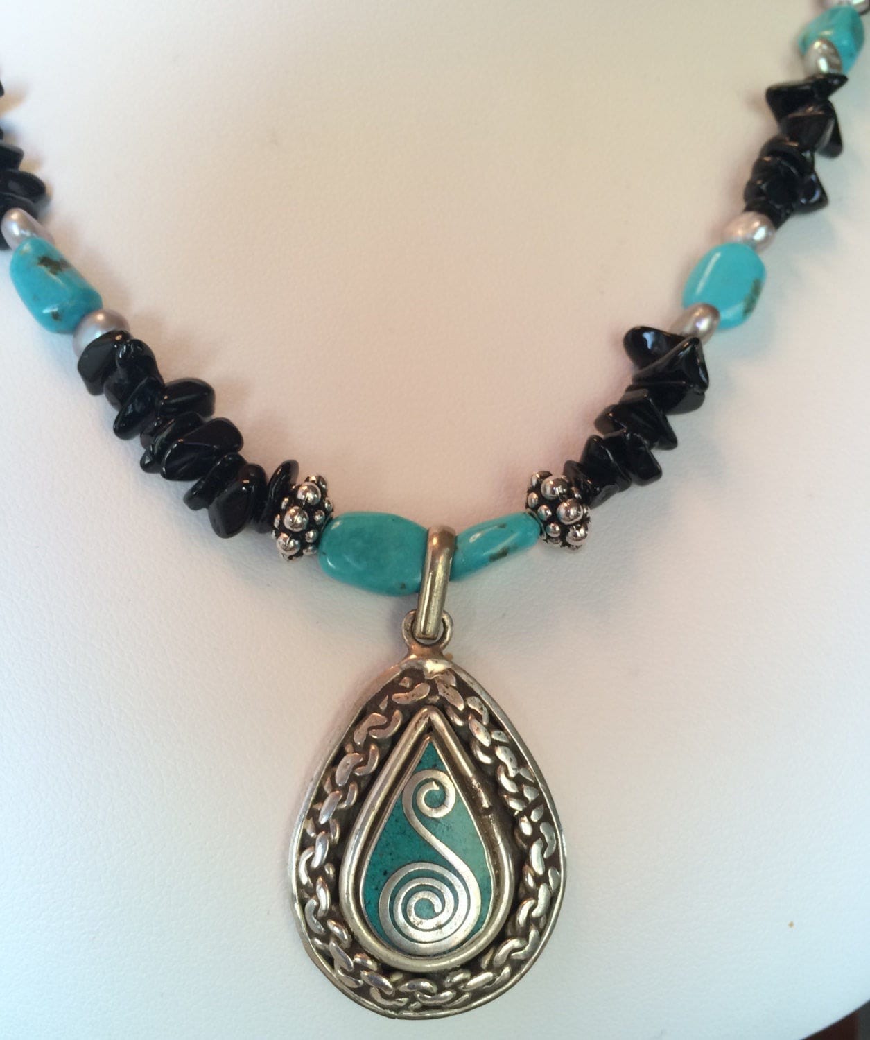 Halskette Sterling Und Türkis Inlay Anhänger, Schwarze Turmalin Nuggets, Polierter Türkis, Graue Süßwasserperlen Halskette Sterling Und Türkis Inlay Anhänger, Schwarze Turmalin Nuggets, Polierter Türkis, Graue Süßwasserperlen von SamanthaCharlotteSuz