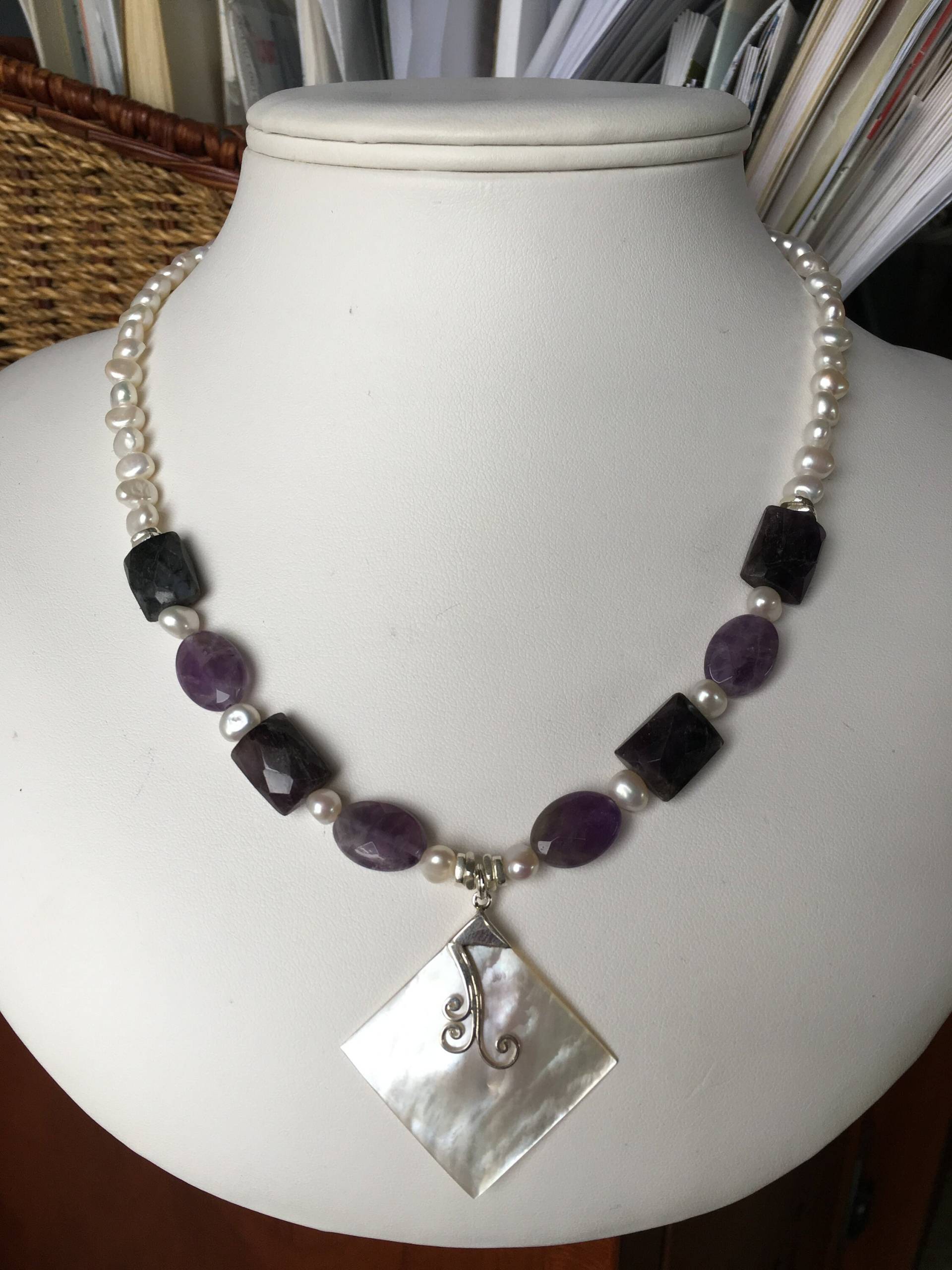 Halskette - Weiße Perlmutt Anhänger Aus Bali, Amethyst, Süßwasserperlen, Silber Akzente Halskette - Weiße Perlmutt Anhänger Aus Bali, Amethyst, Süßwasserperlen, Silber Akzente von SamanthaCharlotteSuz