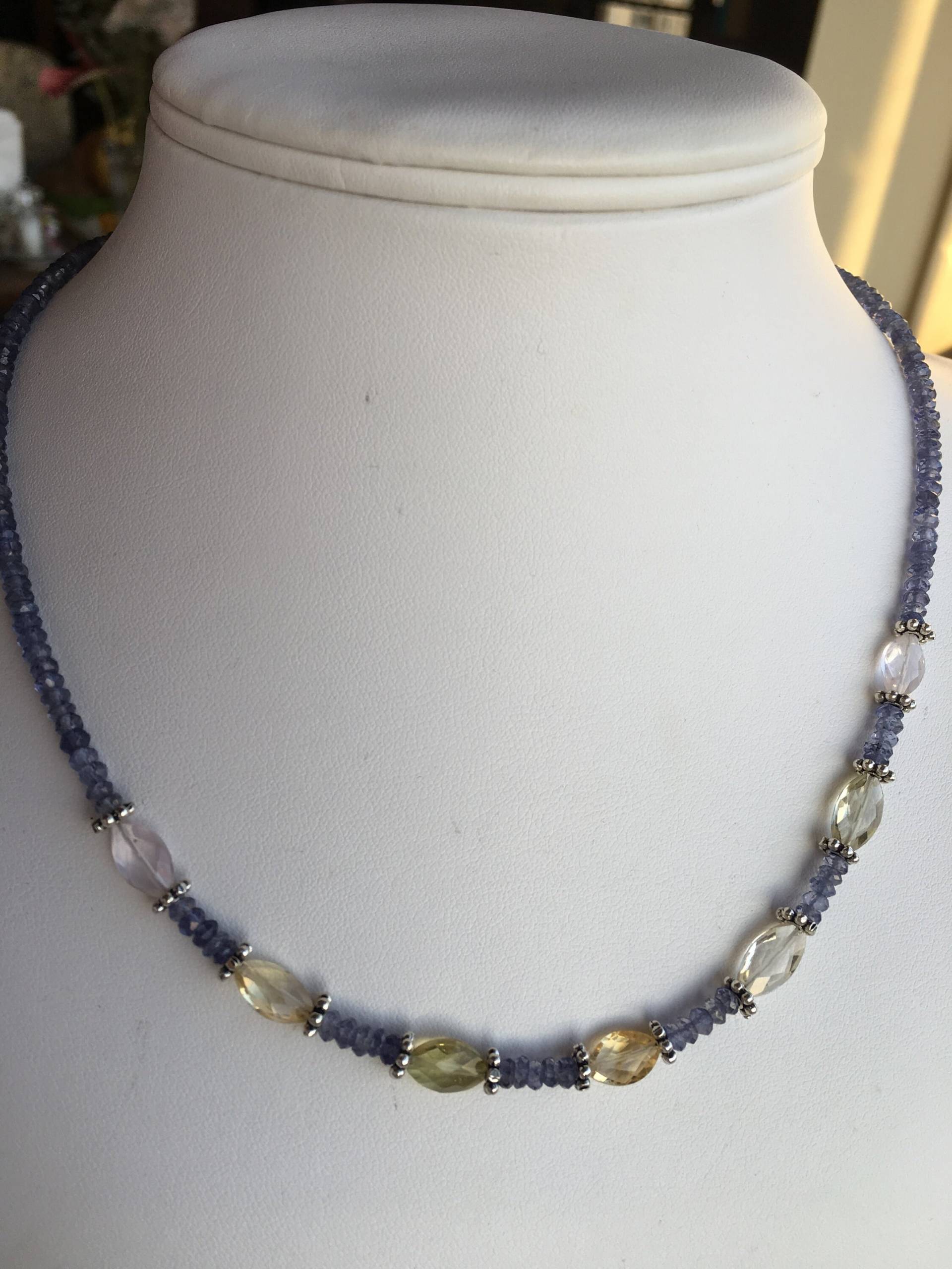 Sale Halskette Facettierte Citrin Ovale, Iolith, Silber Akzente Sale Halskette Facettierte Citrin Ovale, Iolith, Silber Akzente von SamanthaCharlotteSuz