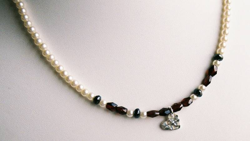 Verkauf Halskette - Gehämmert Sterling Silber Herz Mit Granaten Und Glasperlen Verkauf Halskette - Gehämmert Sterling Silber Herz Mit Granaten Und Glasperlen von SamanthaCharlotteSuz