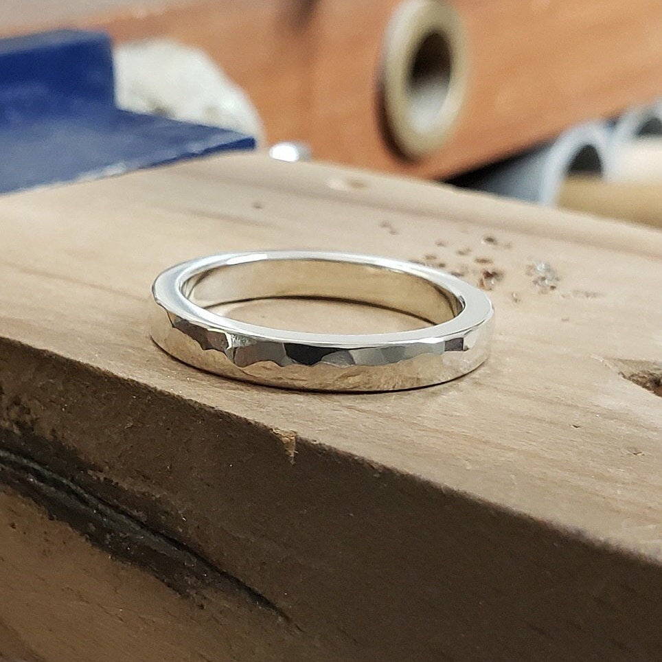 Dünnes Gehämmertes Ehering in Sterling Silber - Gehämmerter Ring, Ehering, Silberring von SamaritanJewelers