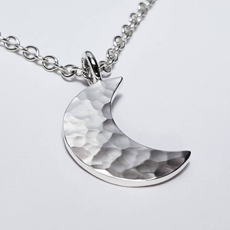 Gehämmerter Mond Halskette Anhänger Aus Sterling Silber - Halskette, Halbmond von SamaritanJewelers